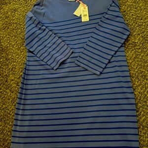 Vineyard vine summer dress, size XL. It is knee length and never worn.  Enjoy!